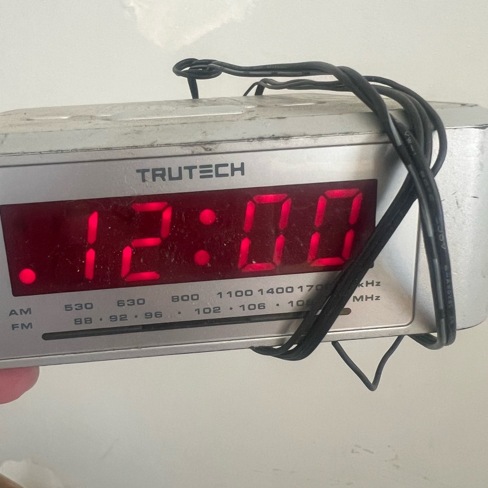 TruTech  Vintage AM / FM Clock Alarm Radio Model CR19 - 9V Battery Backup